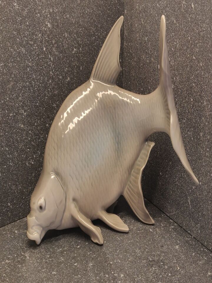 Bing and Grondahl B&G bream no. 1645. 22cm x 15cm.