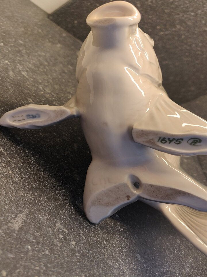 Bing and Grondahl B&G bream no. 1645. 22cm x 15cm.