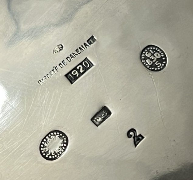 Den smukkeste magnolia bonbonier fra Georg Jensen. Dansk sølv når det er aller bedst. Ønsker De at besigtige den i butikken så giv os et praj inden så den kan komme op fra boksen.