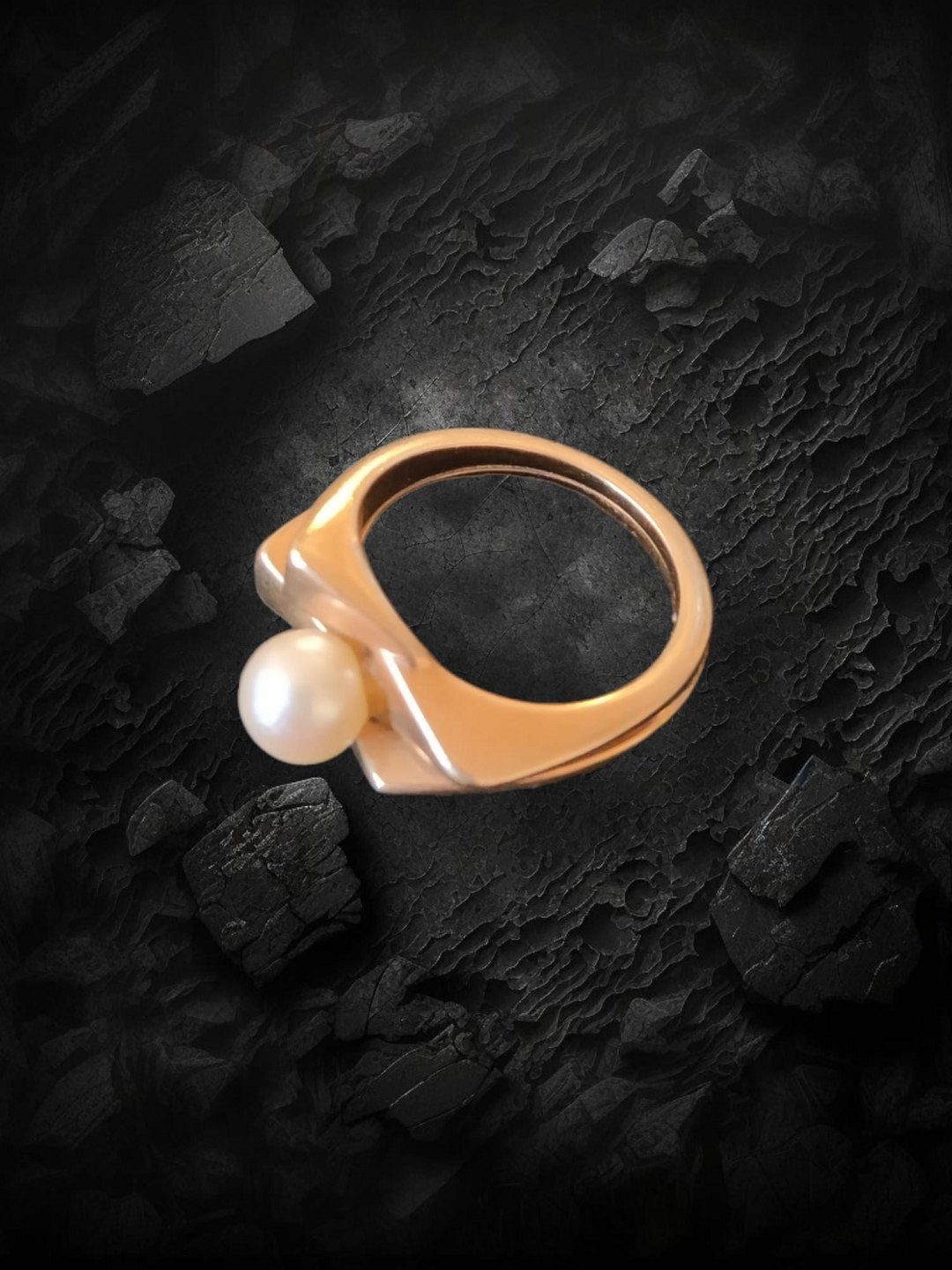 Ole Lyngaard 14 karat (585) gold ring with natural pearl.
