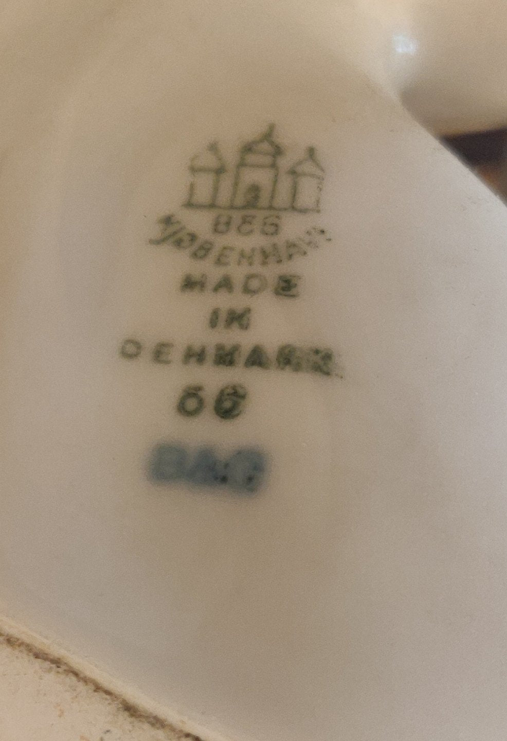 Kai Nielsen Mand med dreng på skuldrene på delfin. 42cm .1 sort.