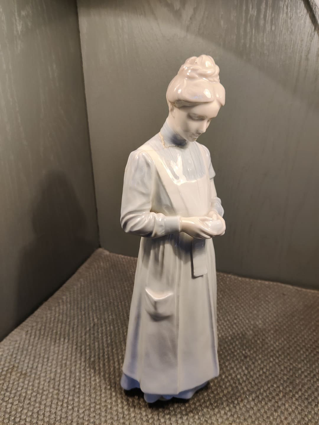 Very rare and 31 cm tall Red Cross nurse figurine from Bing and Grøndahl