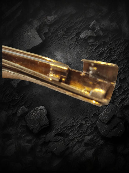 Sjælden Ole Lynggaard kombineret broche og lås til perlekæde. 585 14 karat guld med aftagelig sort tahiti perle.