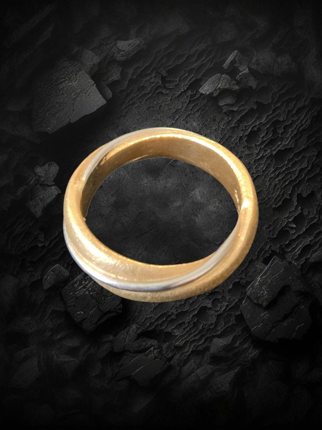 Per Borup unika design ring i 24 karat finguld med indlagt platin bånd.