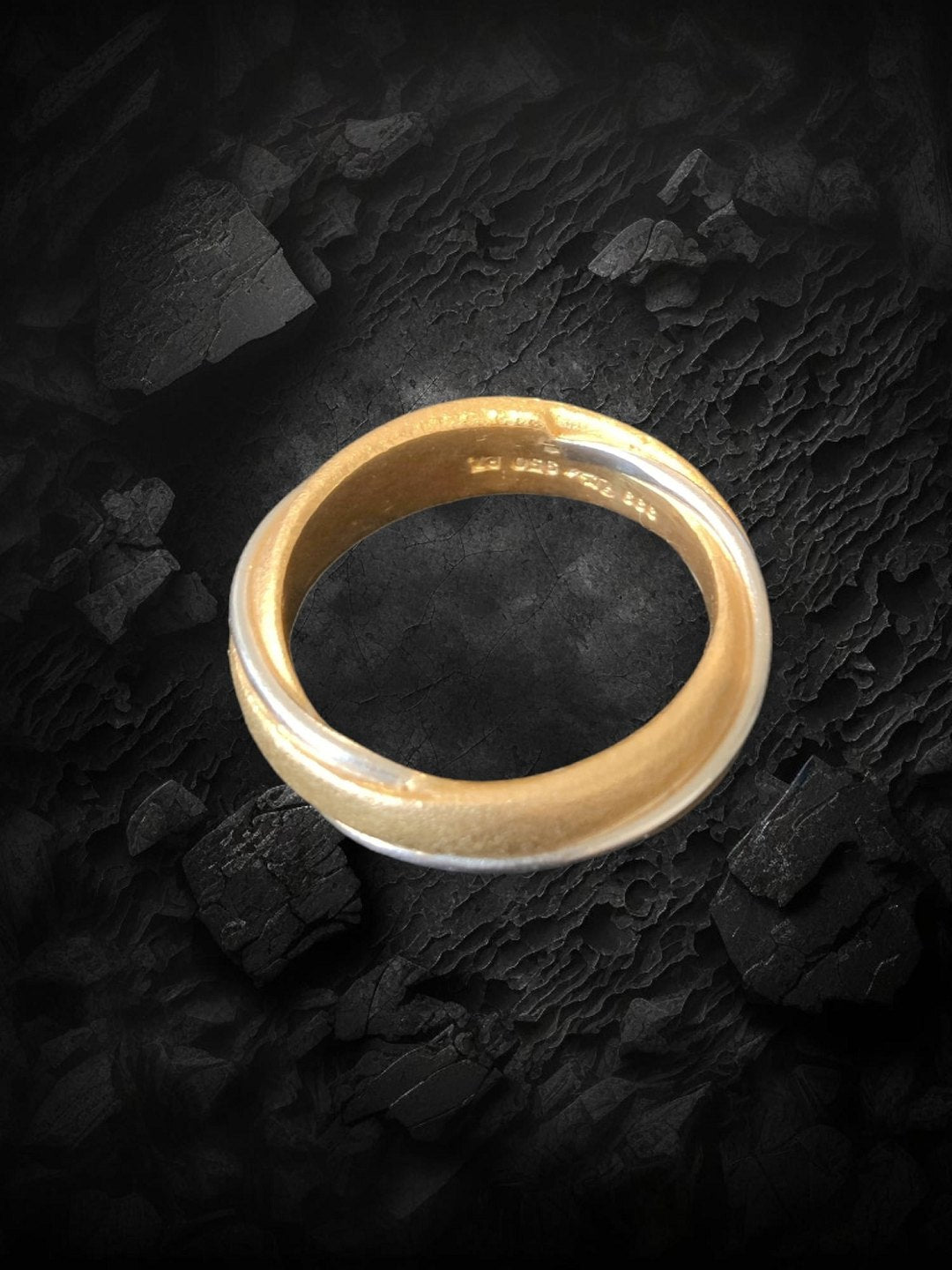 Per Borup unika design ring i 24 karat finguld med indlagt platin bånd.