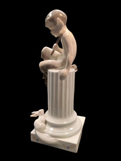 Royal Copenhagen Figur Faun med Kanin No 456. Måler 23 cm