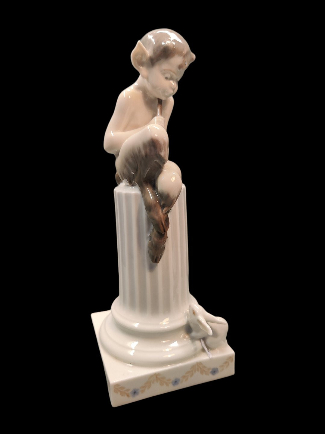 Royal Copenhagen Figur Faun med Kanin No 456. Måler 23 cm